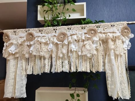 Custom Rustic Unique Burlap Beige Lace Bedroom Valance Burlap - Etsy Shabby Chic Roman Blinds, Shabby Chic Window Treatments, Shabby Chic Valance, Lace Bedroom, Bedroom Valances, Lace Window Treatments, Rustic Window Treatments, Burlap Kitchen, Romantic Kitchen