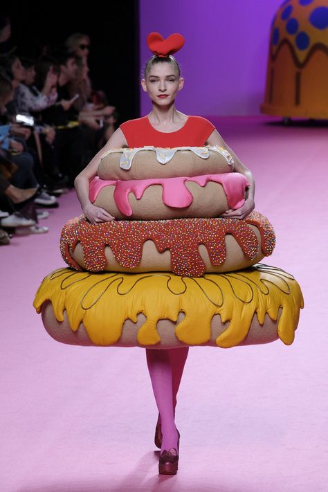 Feast Your Eyes On This Bonkers Doughnut Dress At Fashion Week | The Huffington Post Donut Dress, Weird Fashion Trending, Outrageous Fashion, Drag Make-up, Kaleidoscope Images, Candy Dress, Paper Dress, Crazy Outfits, Fashion Fail