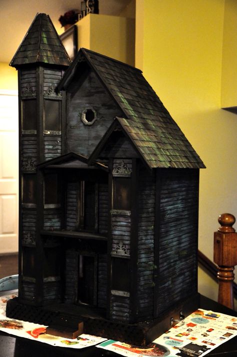 Model Haunted House, Haunted House Model Diy, Haunted House Out Of Cardboard, Diy Cardboard Haunted House, Creepy Doll House, Cardboard Haunted House Diy, Haunted House Model, Cardboard Haunted House, Mini Haunted House