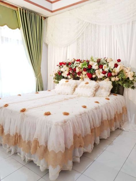 bedroom decoration for wedding night Just Married Decorations, Bridal Room Decor, Wedding Night Room Decorations, Floral Bedroom Decor, Night Room, Romantic Room Decoration, Wedding Bedroom, Wedding Bed, Wedding Room Decorations