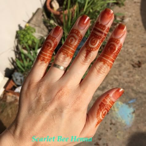 Finger piece fun! I love practicing different design elements as finger pieces. I think these were inspired by Heartfire Henna. Scarlet Bee Henna Henna On Nails Only, Henna For Nails, Henna Nails Design, Fingertip Henna, Henna Nails Stain, Henna Finger Tips, Henna On Nails, Henna Nail Art, Nail Henna