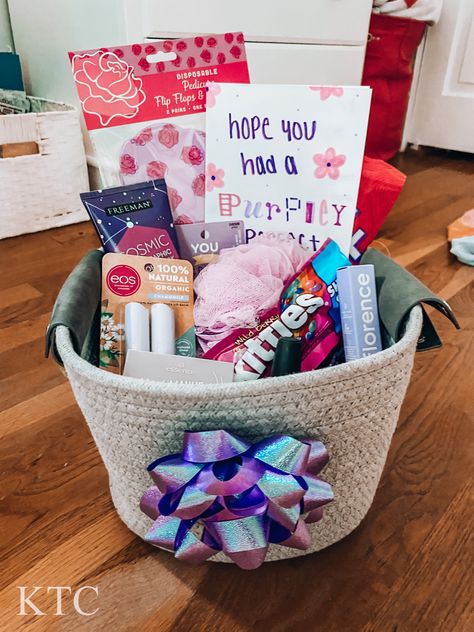 14th Birthday Gift Basket Ideas, Preppy Birthday Gift Basket, Gift Basket Ideas Preppy, Preppy Gifts For Friends, Preppy Birthday Basket, Preppy Gift Basket, Birthday Basket For Best Friend, Basket For Best Friend, Bestie Birthday Gift Ideas