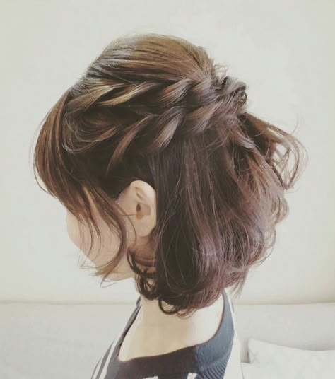 Wedding Hair Ideas Short Hair, Shorthair Hairstyles Wedding, Medium Length Formal Hairstyles With Bangs, Formal Hairstyles Down Medium, Simple Beautiful Eye Makeup, Short Hair Updo Prom, Shoulder Length Updo Wedding Bridesmaid Hair, Shoulder Length Formal Hairstyles Half Up, Cottage Core Hairstyles Short