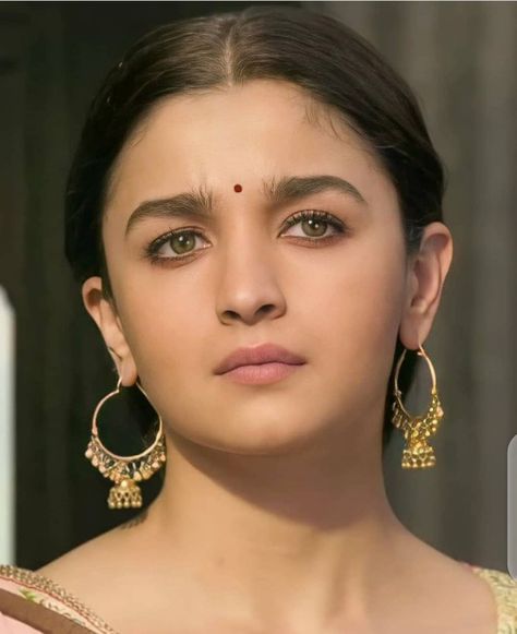 Makeup Layout, Bollywood Beautiful, Bollywood Makeup, Wedding Makeover, Celebrities Earrings, Indian Eyes, Light Makeup Looks, Alia Bhatt Photoshoot, Asian Eye Makeup