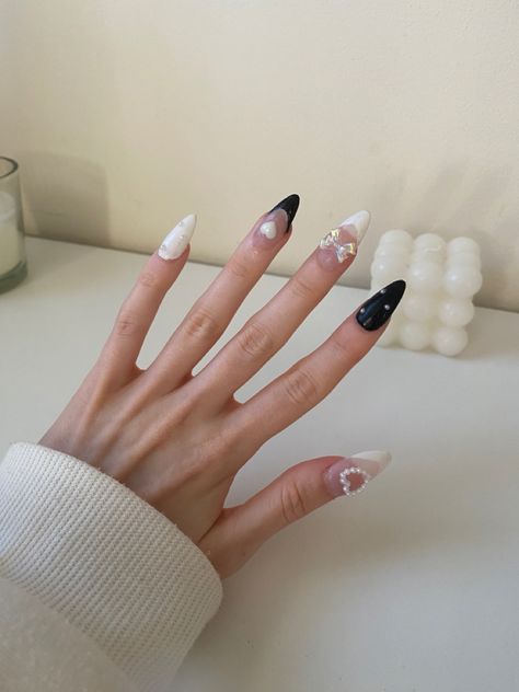 Black And White Korean Nails, Korean Nails Black And White, Nail Inspo Black And White, Korean Nail Art Black, Nail Asthetic Pics, White Korean Nails, Black Korean Nails, Asian Nail Art, Wave Nails