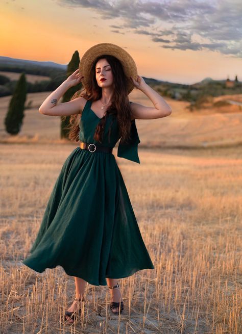 Emerald Green Dresses, Vestidos Vintage, Andalusia, Mode Vintage, Sustainable Clothing, Looks Vintage, Handmade Clothes, Classy Outfits, Emerald Green