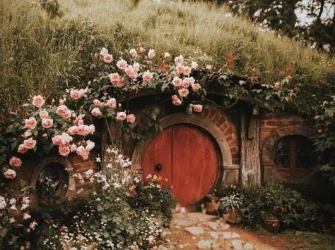 Case Sotterranee, Casa Hobbit, Hobbit Hole, Fairy Aesthetic, Hobbit House, Cottage Core Aesthetic, The Shire, Fairy Houses, Nature Aesthetic