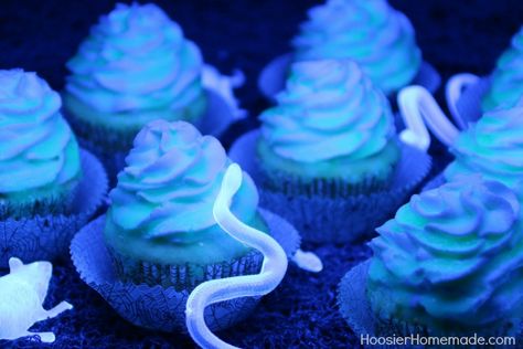 Dark Cupcakes, Glow In The Dark Cupcakes, Easy Halloween Cupcakes, Vanilla Jello, Dark Birthday Party, Glow In The Dark Birthday, Halloween Themed Snacks, Dark Birthday, Black Light Party