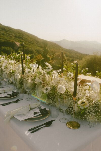 Elegant Vineyard Wedding, Argentine Wedding, Nancy Meyers Wedding Aesthetic, Floral Arrangements For Wedding, Elegant Flower Arrangements, Modern Spring Wedding, Tuscany Italy Wedding, Reception Table Ideas, Spring Wedding Decor