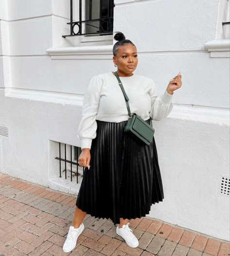 Fall Skirt Outfits With Sneakers, Minimal Plus Size Fashion, Elegant Outfits Plus Size, Plus Size Paris Outfits, Pleated Skirt With Sweater, Sunday Best Outfit, Zara Pleated Skirt, Soft Feminine Outfits, Modest Girly Outfits