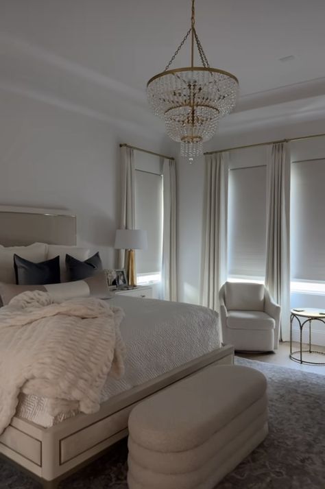 Boujee Bedroom Aesthetic, Posh Bedroom Ideas, Rich Girl Room Aesthetic, Rich Girl Bedroom Aesthetic, Big Master Room Ideas, Rich Girl Room, Dream Rooms Aesthetic, House Design Bedroom, Rich Girl Bedroom