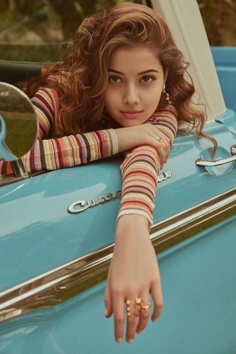 Car Senior Pictures, Classic Car Photoshoot, Retro Photoshoot, Woman In Car, Car Poses, Vintage Photoshoot, Senior Photoshoot, Model Poses Photography, Photoshoot Concept