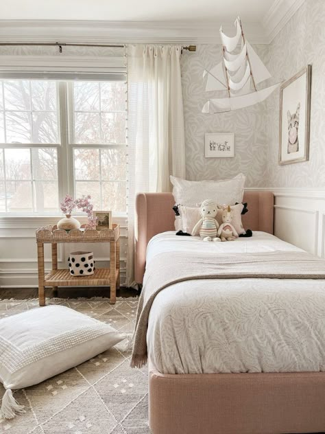 Kids bedroom inspiration. 8ft Ceiling Bedroom, Classic Dining Room Wallpaper, Girly Bedroom Wallpaper, Kids Rooms Inspo, Toddler Bedroom Girl, Big Girl Bedrooms, Toddler Girl Room, Kids Bedroom Inspiration