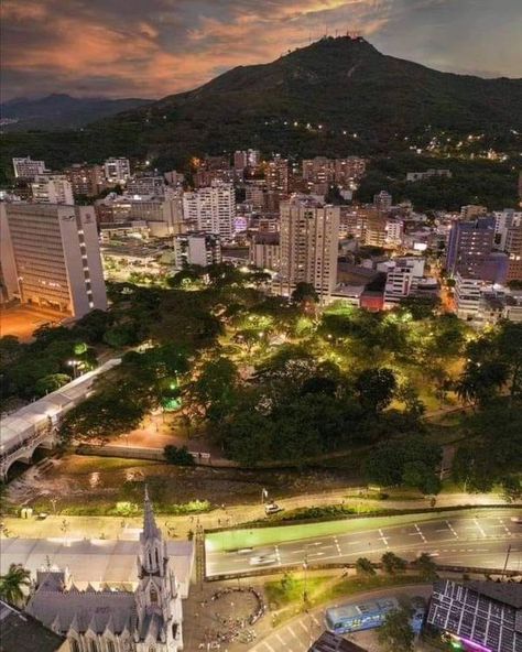 Colombian Aesthetic, Columbia Aesthetic, Columbia Country, Aesthetic Country, Country Views, Dreamy Places, Cali Colombia, Photography Poses Women, City Aesthetic