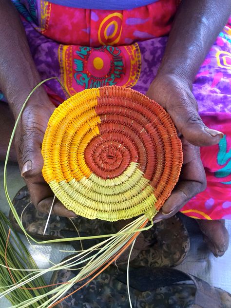 Basket Weaving in Gunbalanya, West Arnhem Land Aboriginal Basket Weaving, Aboriginal Weaving, Raffia Weaving, Handmade Baskets Weaving, Raffia Crafts, Circular Weaving, Flax Weaving, Basket Weaving Diy, Basket Weaver