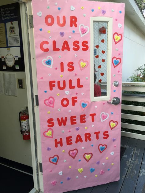 Teacher Crafts For Classroom, Valentines Door Decorations Classroom, Valentines Classroom Door, Classroom Door Ideas, Valentine Bulletin Boards, Valentine Classroom, Preschool Valentine Crafts, Classroom Decor Ideas, Door Decorations Classroom Christmas