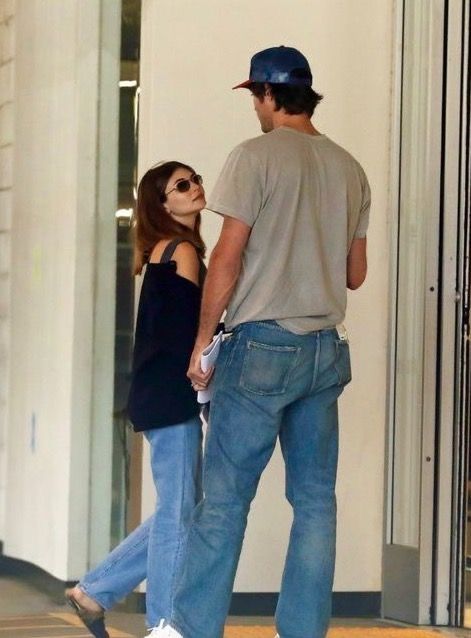 Jacob Elordi Paparazzi, Jacob Elordi Height, Kardashian Makeup, Makeup Tiktok, Instagram Clothes, Olivia Jade, Denim Street Style, Jacob Elordi, Bff Photoshoot Poses