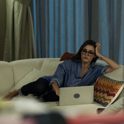 hande erçel ercel study inspo work inspo glasses lined shirt bambaşka biri bambaska biri another love burak deniz turkish tv laptop study grade straight a millionaire apartment macbook couch inspo Work Outfit With Glasses, Hande Ercel Glasses, Hande Ercel Leyla, Hande Ercel Bambaska Biri, Millionaire Apartment, Bambaska Biri Hande Ercel Outfit, Female Journalist Aesthetic, Marketing Outfit, Hande Ercel Style