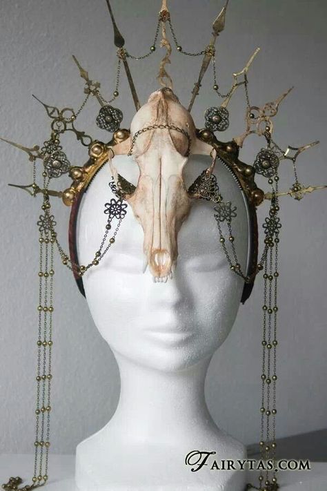 Skull headdress by Fairytas Mode Steampunk, Dark Circus, Diesel Punk, Steampunk Style, Fantasy Costumes, Steam Punk, Dieselpunk, Tiaras And Crowns, Steampunk Fashion