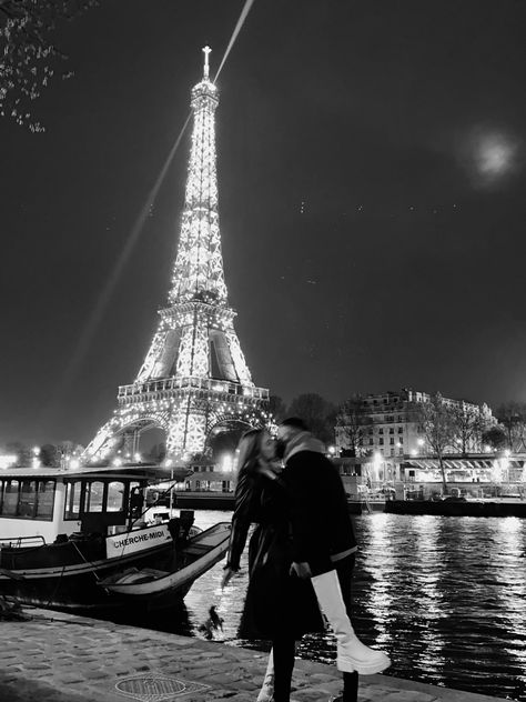 Paris Aesthetic Night, Christmas Lights Photoshoot, Paris Honeymoon, Paris Couple, Paris Dream, Vintage Flowers Wallpaper, Most Luxurious Hotels, Paris Aesthetic, Photo Wall Collage