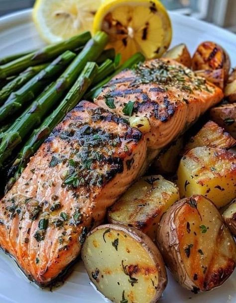 Food Lover Aesthetic, Salmon Aesthetic, Creative Dinner Ideas, Cheesy Asparagus, Creative Dinner, Healthy Food Dishes, Healthy Food Motivation, Healthy Food Options, Food Options