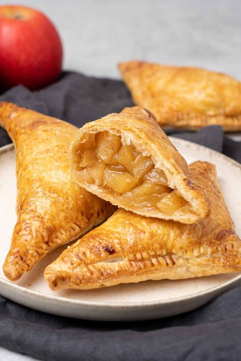 3 apple turnover on a a plate. Sweet Puff Pastry, Rough Puff Pastry, Turnover Recipes, Apple Puff Pastry, Puff Pastry Desserts, Apple Turnovers, Dessert Simple, Frozen Puff Pastry, Cooked Apples