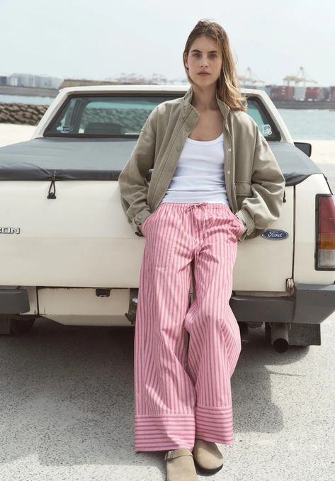 Everyone's Agreeing on This Controversial Pyjama-Pant Trend | Who What Wear UK Vichy Pattern, Surf Chic, Stripe Pants Outfit, Relax Outfit, India Trip, Striped Trousers, Sequined Sweatshirt, Trouser Outfit, Stripe Pants