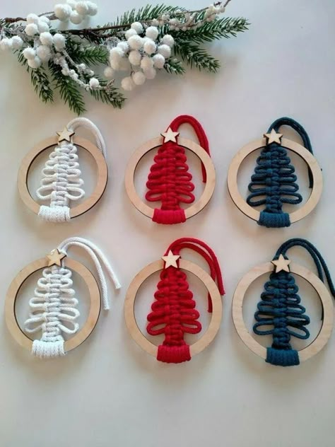 Macrame Xmas Decorations, Crochet Christmas Slippers, Christmas Macrame Ideas, Christmas Macrame, Free Macrame Patterns, Christmas Slippers, Macrame Christmas, Macrame Knots Pattern, Diy Christmas Tree Ornaments