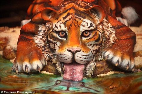 What a grrrreat cake: The creations of Hannah Edwards are so lifelike animal activists have said they're cruel Tiger Cake, Cake International, Realistic Cakes, Cool Cake Designs, Cupcakes Decorados, Tiger Tiger, Animal Cakes, Incredible Edibles, Crazy Cakes