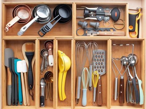 Kitchen Utinsel Drawer Organization, Organized Utensil Drawer, How To Organize Kitchen Utensils, Kitchen Storage Plates, Kitchen Gadget Drawer Organization, Cooking Utensils Organization Ideas, Cooking Utensil Drawer, Storing Kitchen Utensils Organization Ideas, Cooking Spoons Organization