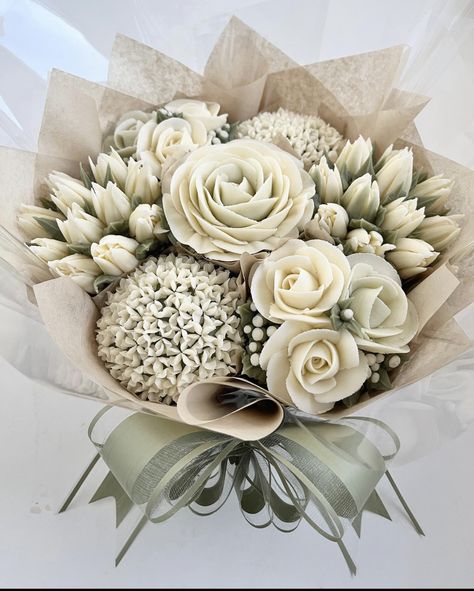 White Cupcake Bouquet, Wedding Cupcake Bouquet, White Floral Cupcakes, Flour Bouquet, Buttercream Flowers Tutorial, Cupcake Flower Bouquets, Marshmallow Flowers, Cake Bouquet, Green Cupcakes