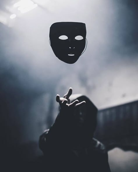 Who am I? Horror Vintage, Foto Art, Dark Photography, Inception, Image Hd, Writing Inspiration, A Mask, White Photography, 그림 그리기