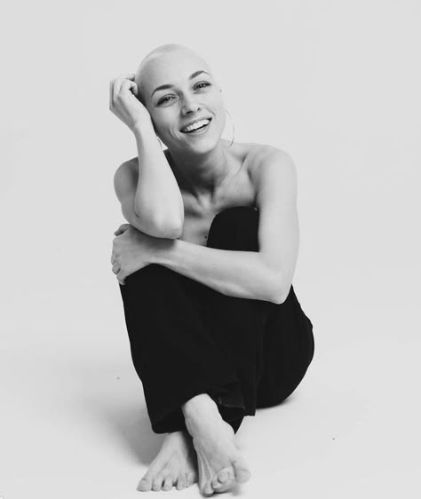 Alopecia Photo Shoot, Bald Female Model, Bald Woman Portrait, Bald Woman Photoshoot, Bald Photoshoot Ideas, Short Hair Model Photoshoot, Bald Women Photography, Bald Photoshoot, Bald Models Woman