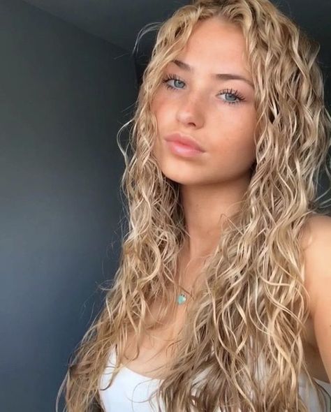 Baby Blonde Hair, Highlights Curly Hair, Blonde Curly Hair, Blonde Curls, Curly Hair Extensions, Curly Hair Routine, Hair Routines, Hair Highlights, Pretty Hairstyles