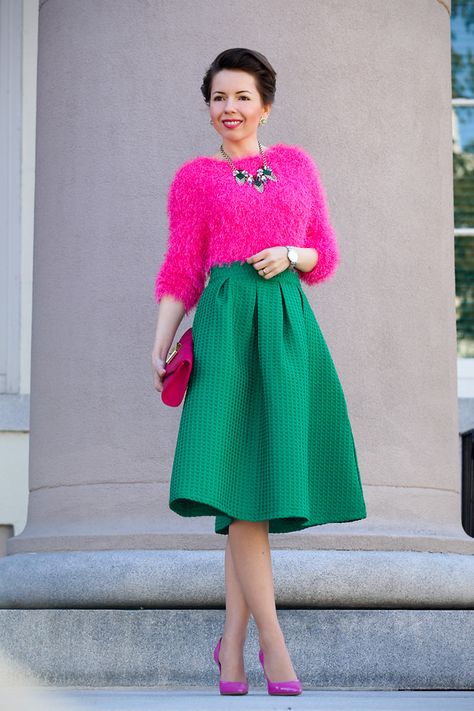 Green Skirt Outfits, Colour Combinations Fashion, Color Combos Outfit, Ootd Spring, Style Lookbook, Vibrant Style, Fluffy Sweater, Vintage Inspired Dresses, Red Skirts