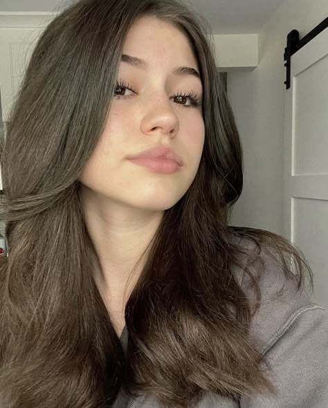 Ava Rose Beaune, Pelo Cafe, Brown Hair Inspo, Pretty Brunette, Girl With Brown Hair, Brown Hair Brown Eyes, Girl Haircuts, Fake Acc, Brunette Girl