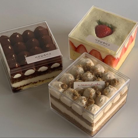 Catering Meals Ideas, Cake Packaging Ideas Design, Tiramisu Box Cake, Tiramisu Box Packaging, Tiramisu Packaging Ideas, Dessert Box Packaging, Dessert Box Aesthetic, Tiramisu Packaging, Tiramisu Box