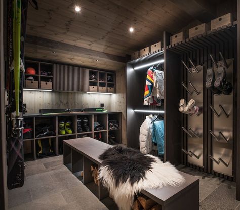 Ski House Mudroom, Ski Mudroom Ideas, Ski House Kitchen, Ski Mudroom, Ski Mud Room, Gear Room Ideas, Equipment Room, Gear Room, Ski Room