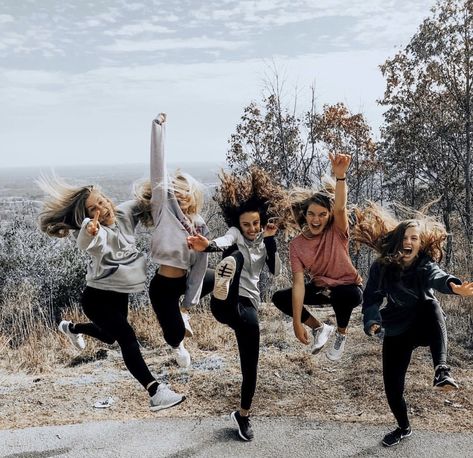 5 Friend Group Pictures, Group Picture Ideas Friends, Group Of 12 Photo Poses, Large Group Photoshoot Ideas, Group Funny Photos, 6 Friends Photoshoot, Funny Group Photos Poses Friends, Fun Group Picture Ideas, Friend Photoshoot Group Photo Ideas Funny