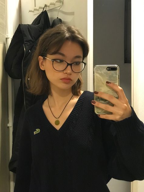 Short Hair With Spectacles, Womens Glasses Aesthetic, Black Eyeglasses Aesthetic, Glasses For Short Hair Women, Black Glasses Frames Woman Aesthetic, Round Glasses Women Aesthetic, Cute Glasses Round Face, Outfits With Glasses Casual, Cateye Glasses Aesthetic