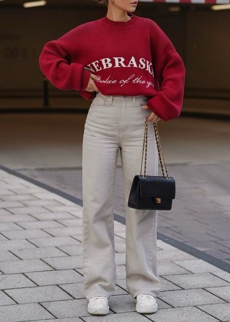 Winter Outfits Red Sweater, Sweater Rojo Outfit, Cute Red Sweatshirt For Winter, Casual Red Sweater For College, Red Sweater White Pants, Red Sweatshirt Outfit, Cool Style Outfits, College Formal, Dressy Fall Outfits