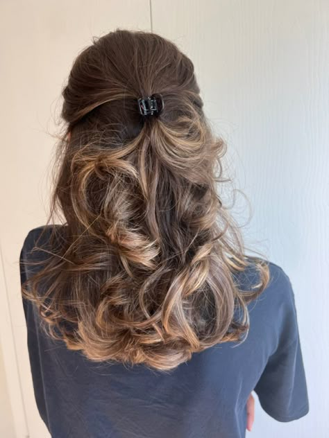 Curled and clipped half up half down brown hair Medium Hair Length Hairstyles, Hair Inspo Medium, Brunette Light, Balayage Summer, Light Brown Hair Balayage, Medium Hair Length, 2000s Hairstyles, Light Brunette Hair, Light Curls