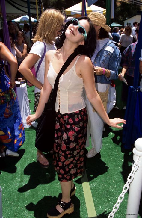 Drew Barrymore, 1996 Drew Barrymore Style Casual, 1990s Fashion Grunge, Drew Barrymore Style, Fashion Decades, Estilo Hippie, Outfit 90s, 90s Outfit, Alice In Chains, Charity Event