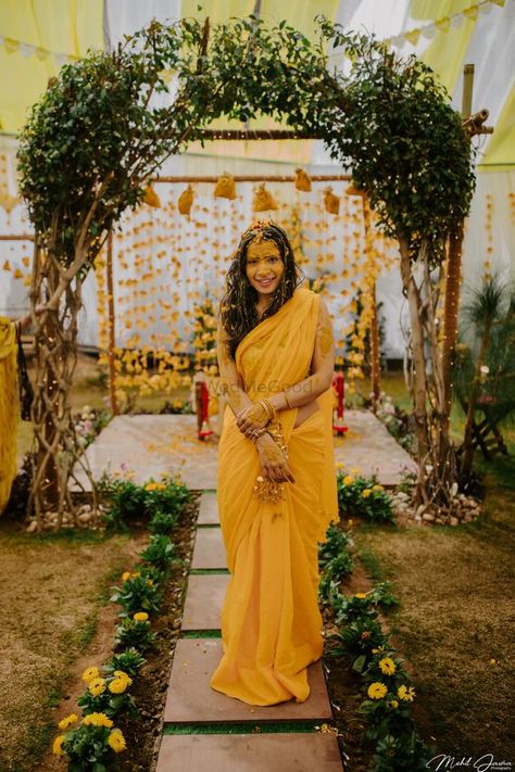 Photo of A minimal Haldi backdrop with bride in yellow saree! Yellow Wedding Saree, Haldi Backdrop, Haldi Look For Bride, Haldi Ceremony Outfit, Saree Ideas, Bengali Bride, India Wedding, Wedding Backdrop Design, Indian Wedding Planning