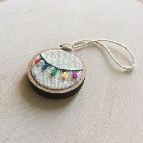 Colored Fairy Lights, Mini Embroidery Hoop, Xmas Embroidery, Embroidered Christmas Ornaments, Embroidery Ornaments, Embroidery Hoop Crafts, Mini Embroidery, Miniature Embroidery, Christmas Embroidery Patterns