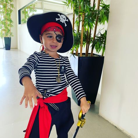 Toddler Pirate Costumes, Diy Pirate Costume For Kids, Pirate Costume Kids, Pirate Costume Diy, Pirate Boy, Diy Halloween Costumes For Kids, Kids Costumes Boys, Pirate Costume, Diy Halloween Costumes