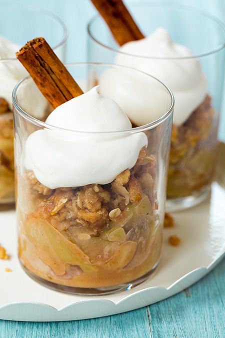 Apple Crisp - this is the best apple crisp I've ever had! (love how it's served in glass cups) Best Apple Crisp Recipe, Fitness Weights, Apple Crisps, Hormone Diet, Easy Apple Crisp Recipe, Dessert Shooters, Apple Crisp Easy, Dessert Shots, Dessert Healthy