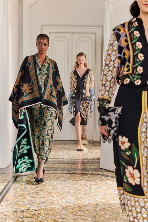 La DoubleJ Resort 2025 https://www.vogue.com/fashion-shows/resort-2025/la-doublej/slideshow/collection#7 Fashion 2025, Resort 2025, Plus Size One Piece, Fall 24, Chinese Clothing, Print Trends, Textiles Fashion, Fall 2024, Kimonos