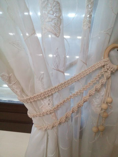 Curtains holder designing Curtain Tie Backs Diy, Simpul Makrame, Háčkované Lemy, Pola Macrame, Macrame Plant Hanger Tutorial, Macrame Knots Pattern, Diy Macrame Plant Hanger, Macrame Wall Hanging Diy, Macrame Curtain