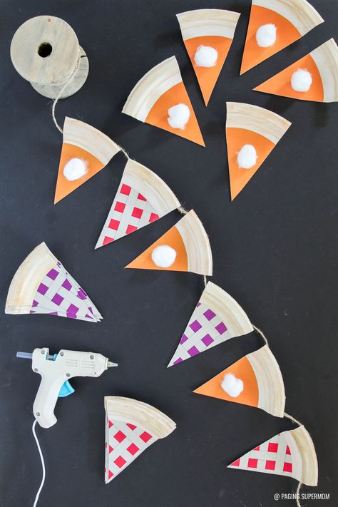 Paper Plate Pie Garland - cutest Thanksgiving Banner. Super easy with FREE printable template from @PagingSupermom Paper Plate Pie Craft, Diy Pie Crust, Pi Party, Pie Banner, Pie Garland, Grateful For Family, Diy Pie, Pie Craft, Diy Thanksgiving Crafts